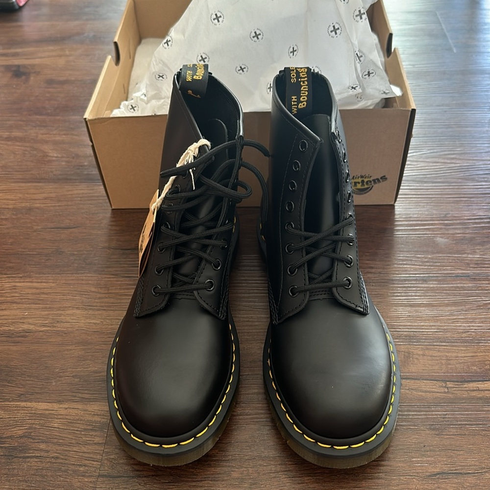 New in Box Dr. Martens Black Smooth Leather 1460 Lace-Up Boots - Picture 2 of 7